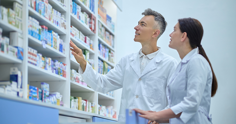 Profesional de la salud accediendo a plataforma digital en un entorno clínico moderno